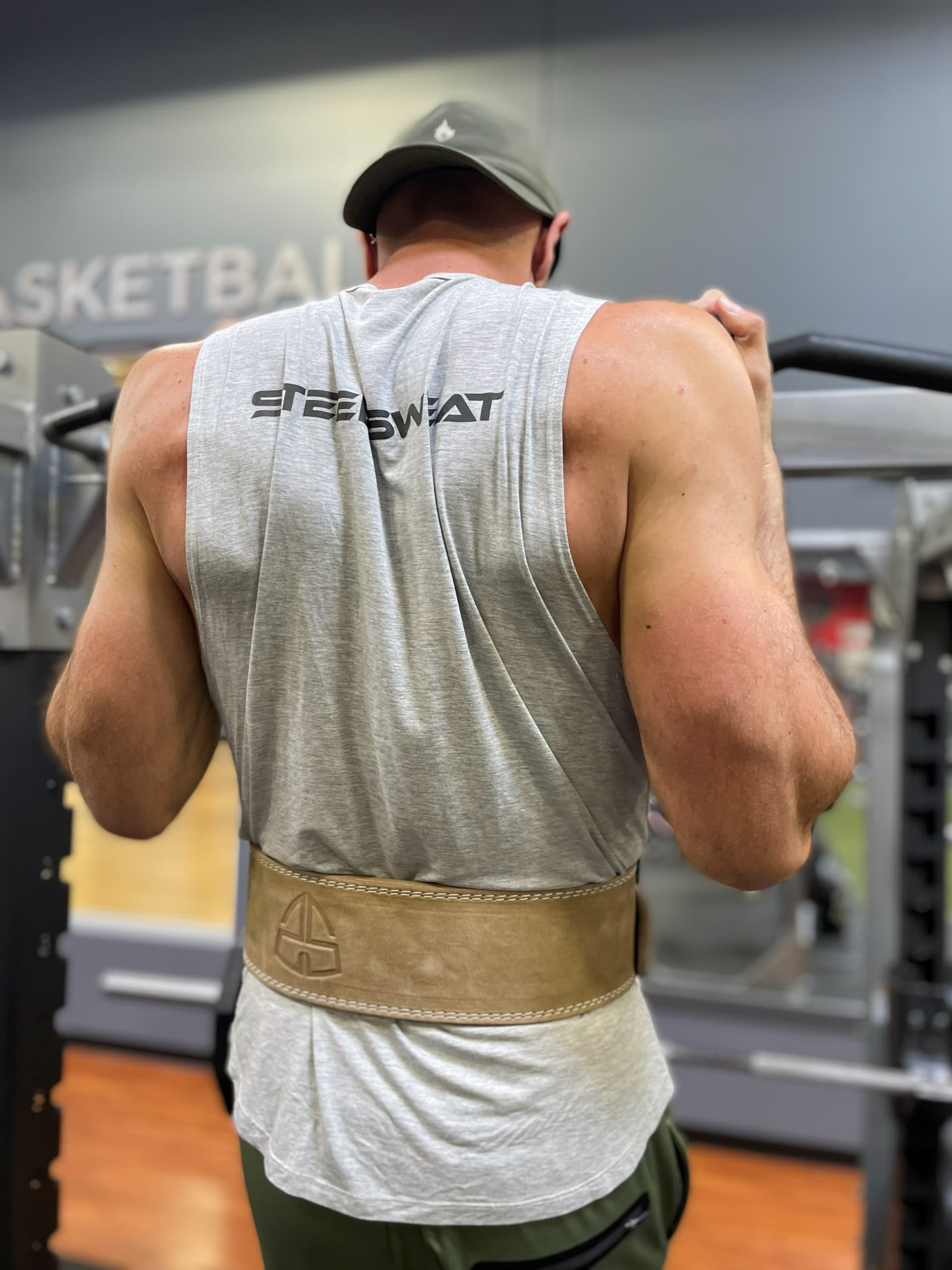 Lever belt worn for pull-ups